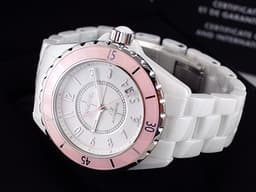 CHANEL 香奈兒 J12 H4468 <font color="#05f0f0">高科技陶瓷 白色陶瓷材質</font>&nbsp;<font color="#f9d7e5">粉紅色單向旋轉陶瓷錶圈 粉紅色秒針</font> 阿拉伯數字 <font color="#ff0000">限量1200只</font> 自動上鍊 38mm