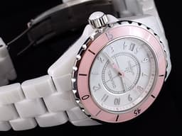 CHANEL 香奈兒 J12 H4468 <font color="#05f0f0">高科技陶瓷 白色陶瓷材質</font>&nbsp;<font color="#f9d7e5">粉紅色單向旋轉陶瓷錶圈 粉紅色秒針</font> 阿拉伯數字 <font color="#ff0000">限量1200只</font> 自動上鍊 38mm