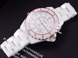 CHANEL 香奈兒 J12 H4468 <font color="#05f0f0">高科技陶瓷 白色陶瓷材質</font>&nbsp;<font color="#f9d7e5">粉紅色單向旋轉陶瓷錶圈 粉紅色秒針</font> 阿拉伯數字 <font color="#ff0000">限量1200只</font> 自動上鍊 38mm