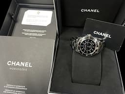 CHANEL 香奈兒 J12 Caliber 12.1系列 Black Ceramic H5702 黑陶瓷 <font color="#84C1FF">原廠鑽石時標</font> 經典 大三針 專利不鏽鋼蝴蝶扣 <font color="#FF0000">新機芯 透明錶背 2025年保卡</font>&nbsp;自動上鍊 38mm
