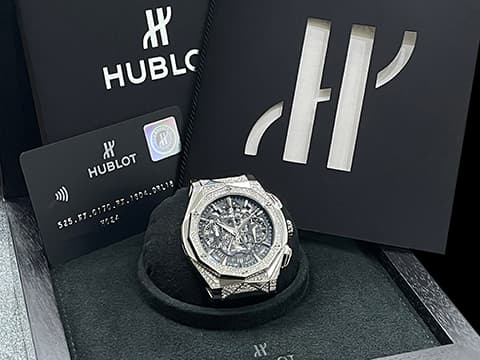 HUBLOT 宇舶 Classic Fusion 經典融合系列 鈦金屬材質&nbsp;法國當代藝術家 Richard Orlinski 聯名設計錶款&nbsp;525.NX.0170.RX.1804.ORL18 原鑲鑽錶 原廠鑲嵌天然美鑽312顆，共約2.04克拉 鏤空面盤 自動上鍊 計時碼錶 45mm
