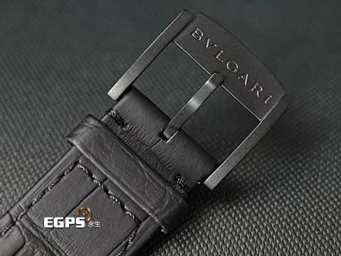 BVLGARI 寶格麗 Bulgari Octo Roma Chronograph 103932 黑色DLC塗層不鏽鋼&nbsp;黑色巴黎釘紋錶盤&nbsp;八角形多稜角設計外框 計時碼表&nbsp;2026年保卡 快拆錶帶系統 附原廠橡膠錶帶&nbsp;自動上鍊 42mm