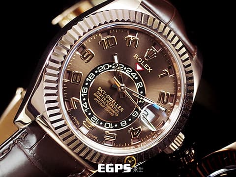 ROLEX 勞力士 Sky-Dweller 蠔式 天行者 326135 經典絕版巧克力色面盤搭配數字時標 年曆錶 沙羅系統 兩地時間 永恆玫瑰金 經典三角坑紋錶圈 初代天行者稀有專屬綠盒 自動上鍊 42mm