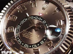 ROLEX 勞力士 Sky-Dweller 蠔式 天行者 326135 <font color="#D2691E">經典絕版巧克力色面盤搭配數字時標</font> 年曆錶 沙羅系統 兩地時間 <font color="#f3baa1">永恆玫瑰金</font> 經典三角坑紋錶圈 <font color="#FF0000">初代天行者稀有專屬綠盒</font> 自動上鍊 42mm