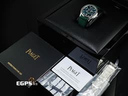 PIAGET 伯爵 Polo Skeleton系列 枕型 G0A48005 不鏽鋼材質 <font color="#66c281">8.65毫米</font><font color="#4cc844">超薄萬年曆 圓模雕刻紋理深祖母綠色錶盤</font><font color="#FF0000">&nbsp;2024年保卡 新式快拆帶系統 附原廠綠色皮革錶帶 新錶訂價：1,970,000元</font>&nbsp;自動上鍊 42mm