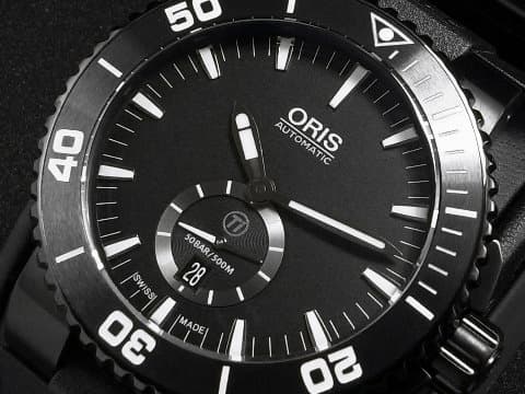 ORIS 豪利時 Aquis Date Titan Small Second 時間之海 7674 黑色塗層鈦金屬+不鏽鋼材質 陶瓷錶圈 0173976747754 小秒針 2025年保單 排氦氣閥 潛水錶 自動上鍊 46mm