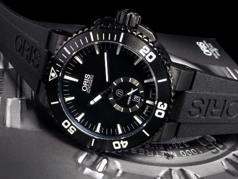 ORIS 豪利時 Aquis Date Titan Small Second 時間之海 7674 黑色塗層鈦金屬+不鏽鋼材質 陶瓷錶圈 0173976747754 小秒針 2025年保單 排氦氣閥 潛水錶 自動上鍊 46mm