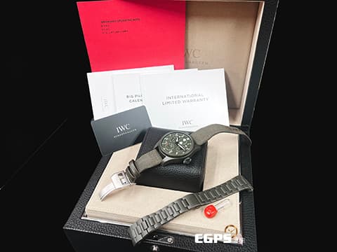 IWC 萬國 BIG PILOTS 大飛行員 萬年曆 七日鍊 月相盈虧 IW503101 綠色陶瓷材質 TOP GUN 海軍空戰部隊 「「森林地」特別版 綠色面盤 經典南北月相萬年曆腕錶、四位數字年份顯示 2024年保單 專賣店限定款 新錶參考訂價：1,716,000元  搭配沙夫豪森IWC萬國錶首款陶瓷錶鏈    自動上鍊 46.5mm