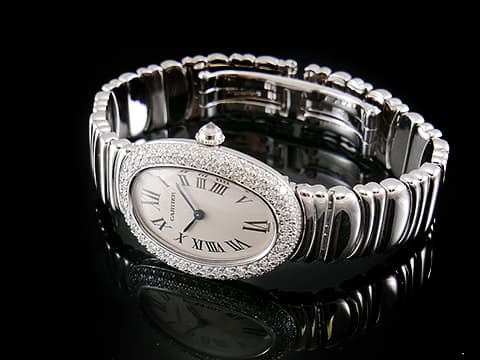 Cartier 卡地亞 BAIGNOIRE 鵝蛋 WB5095L2 18K白金材質 鍊帶款 原廠鑲嵌明亮式切割圓鑽錶圈 鑲嵌凸圓形鑽石錶冠&nbsp;&nbsp;米白色面盤 新錶參考訂價：1,350,000元 石英機芯 22.5x30mm