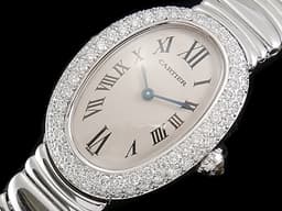 Cartier 卡地亞 BAIGNOIRE 鵝蛋 WB5095L2 18K白金材質 鍊帶款 <font color="#05f0f0">原廠鑲嵌明亮式切割圓鑽錶圈 鑲嵌凸圓形鑽石錶冠&nbsp;</font>&nbsp;米白色面盤 <font color="#ff0000">新錶參考訂價：1,350,000元</font> 石英機芯 22.5x30mm