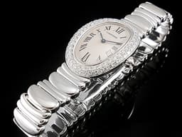 Cartier 卡地亞 BAIGNOIRE 鵝蛋 WB5095L2 18K白金材質 鍊帶款 <font color="#05f0f0">原廠鑲嵌明亮式切割圓鑽錶圈 鑲嵌凸圓形鑽石錶冠&nbsp;</font>&nbsp;米白色面盤 <font color="#ff0000">新錶參考訂價：1,350,000元</font> 石英機芯 22.5x30mm