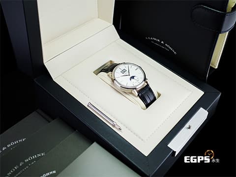 A.LANGE &amp; SOHNE 朗格 SAXONIA Annual Calendar 大日期窗 384.026  白K金材質 銀白色面盤 優美月相顯示 絕美德國工藝 經典大日期窗 錶界的頂級傳奇藝術 2020年保單 台灣公司貨 自動上鍊 40mm
