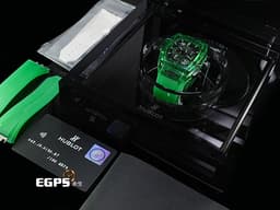HUBLOT 宇舶 SPIRIT OF BIG BANG SAXEM 大爆炸 642.JG.0190.RT <font color=#75d56a> 綠色藍寶石水晶材質 鏤空面盤 快拆式功能錶帶 </font> <font color=#FF0000>2022年保卡 台灣公司貨 </font> <font color=#ff00ff>全球限量100支 新錶訂價：3,924,000元</font> 自動上鍊 42mm
