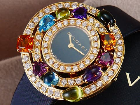 BVLGARI 寶格麗 Astrale 彩色珠寶鑽錶 AE36D2CBL 18K黃金材質  原廠11顆彩寶 搭配 66顆圓形明亮型鑽石（共1.80克拉）&nbsp;新錶參考訂價：892,000元 石英機芯 36mm