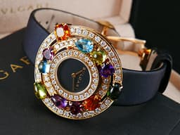 BVLGARI 寶格麗 Astrale 彩色珠寶鑽錶 AE36D2CBL 18K黃金材質 <font color="#FFFF00"> 原廠11顆彩寶</font> 搭配 <font color="#ffffff">66顆圓形明亮型鑽石（共1.80克拉）</font>&nbsp;<font color="#ff0000">新錶參考訂價：892,000元</font> 石英機芯 36mm