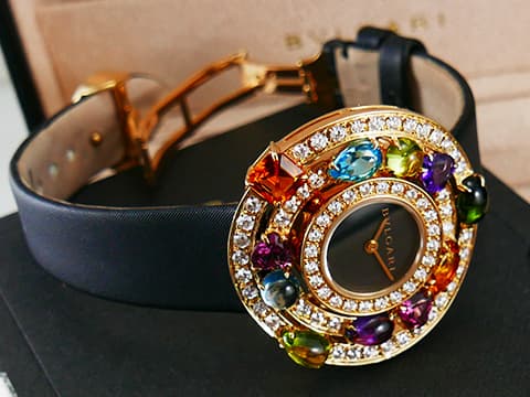 BVLGARI 寶格麗 Astrale 彩色珠寶鑽錶 AE36D2CBL 18K黃金材質  原廠11顆彩寶 搭配 66顆圓形明亮型鑽石（共1.80克拉）&nbsp;新錶參考訂價：892,000元 石英機芯 36mm