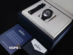 ZENITH 真力時 PILOT BIG DATE FLYBACK 飛行員 高振頻 49.4000.3652/21.I001 黑色陶瓷材質&nbsp;<font color="#05f0f0">黑色橫向雕紋飾面盤&nbsp;大日期窗 飛返 計時碼表</font> <font color="#ff0000">2026年保卡</font> 自動上鍊 42.5mm