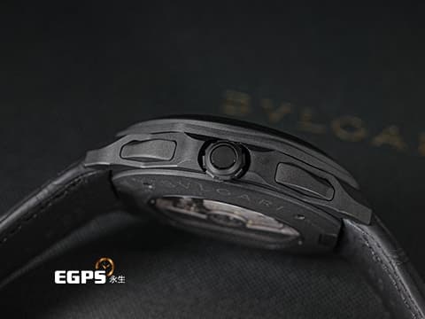 BVLGARI 寶格麗 Bulgari Octo Roma Chronograph 103932 黑色DLC塗層不鏽鋼&nbsp;黑色巴黎釘紋錶盤&nbsp;八角形多稜角設計外框 計時碼表&nbsp;2026年保卡 快拆錶帶系統 附原廠橡膠錶帶&nbsp;自動上鍊 42mm
