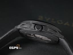 BVLGARI 寶格麗 Bulgari Octo Roma Chronograph 103932 <font color="#545454">黑色DLC塗層不鏽鋼&nbsp;黑色巴黎釘紋錶盤</font><font color="#05f0f0">&nbsp;</font>八角形多稜角設計外框 計時碼表&nbsp;<font color="#FF0000">2026年保卡 快拆錶帶系統 附原廠橡膠錶帶</font>&nbsp;自動上鍊 42mm