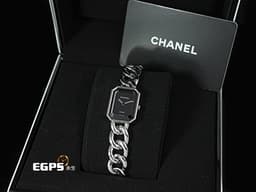 CHANEL 香奈兒 Premiere Gomette Chain 系列 H7018 大型款 黑面 不鏽鋼材質 <font color="#171616">鑲嵌凸圓形切割縞瑪瑙錶冠</font> <font color="#fa0000">2025年台灣公司貨</font> 石英機芯 26.1x20mm