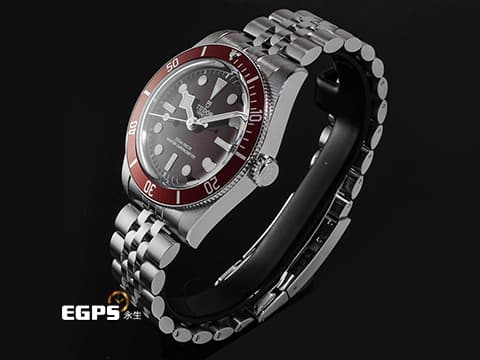 TUDOR 帝舵 Heritage Black Bay 碧灣 7939A1A0RU-0001 雪花針 不鏽鋼材質&nbsp;新款紅水鬼 酒紅色面盤、外圈&nbsp;2025年保卡 搭配最新快速調節「T-fit」折疊扣&nbsp;自動上鍊 39mm