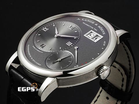 A.Lange &amp; Sohne 朗格 Lange 1 137.038 18K白金材質  經典大日期窗 動力儲存顯示&nbsp; 2023年保單 新錶訂價：1,481,000元&nbsp;手上鍊 41mm