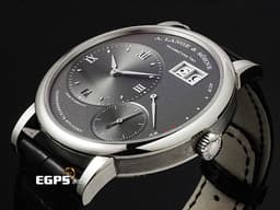 A.Lange &amp; Sohne 朗格 Lange 1 137.038 18K白金材質<font color="#05f0f0">  經典大日期窗 動力儲存顯示&nbsp;</font> <font color="#ff0000">2023年保單 新錶訂價：1,481,000元</font><font color="#ff0000" style="font-size: 10pt;">&nbsp;</font><span style="font-size: 10pt;">手上鍊 41mm</span>