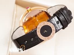 BVLGARI 寶格麗錶 Bulgari Mediterranean Eden 地中海伊甸園 MEP40G 彩寶腕錶&nbsp;<font color="#cadff0">原廠鑲鑽 珍珠貝母面盤</font>&nbsp; 鑲飾<font color="#6d8e23">橄欖石、</font><font style=""><span style="color: rgb(255, 225, 83);">黃水晶</span><font color="#6d8e23">、</font><font color="#ff00ff" style=""><span style="font-size: 13.3333px;">碧璽</span><font color="#6d8e23">、</font></font></font><span style="color: rgb(0, 191, 255);">帕托石</span>等10種色彩寶石 玫瑰金材質 <font color="#ff0000">高級珠寶腕錶</font> 石英腕錶 40mm