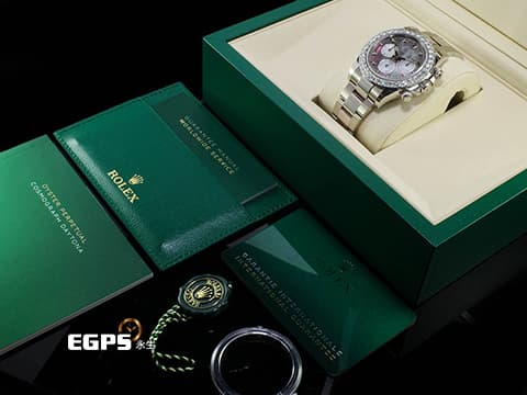 ROLEX 勞力士 Cosmograph Daytona 宇宙計時型 迪通拿 126579RBR 18K白金材質 原廠鑲嵌36顆鑽石錶圈、8顆鑽石時標 鮮明對比黑、白兩色珍珠貝母面盤&nbsp;2026年保卡&nbsp;賽車計時碼表&nbsp;自動上鏈 40mm