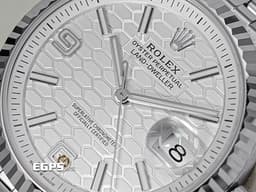 ROLEX 勞力士 Land-Dweller 40 蠔式 陸行者 127334 <font color="#ededed">醇白色蜂巢圖案錶面</font> 大三針 不鏽鋼&nbsp;<font color="#fa00fa">最新款7135型機芯 透明錶背</font>&nbsp;18K白金經典三角坑紋外圈&nbsp;<font color="#FF0000">2025年保卡 纖薄紀念型（Flat Jubilee）錶帶</font>&nbsp;自動上鍊 40mm