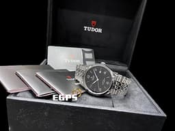 TUDOR 帝舵 1926系列 91550-0002 黑色浮雕裝飾面盤 經典 大三針 不鏽鋼&nbsp;<font color="#FF0000">周董 周杰倫代言款 2026年新式保卡</font>&nbsp;自動上鍊 39mm