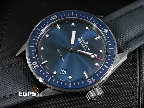 BLANCPAIN 寶珀 Fifty Fathoms Bathyscaphe&nbsp;五十噚 深潛器&nbsp;藍色面盤放射紋面盤 陶瓷外圈&nbsp;5000-0240-O52A 灰色陶瓷材質錶殼&nbsp;大三針 潛水錶 自動上鍊 43.6mm
