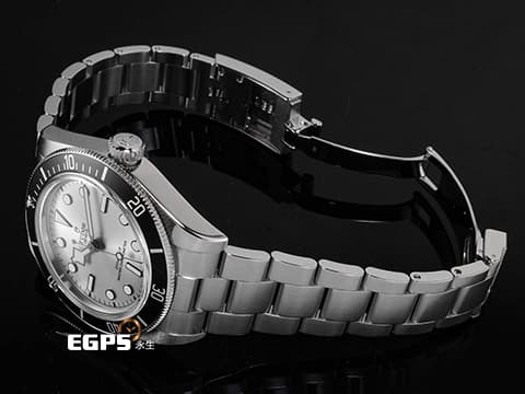 TUDOR 帝舵 Heritage Black Bay 碧灣 7943A1A0NU-0002 新款黑水鬼 雪花針 不鏽鋼材質 銀白色面盤&nbsp;自製機芯搭配最新快速調節「T-fit」折疊扣 2025年保單 潛水錶 自動上鍊 43mm