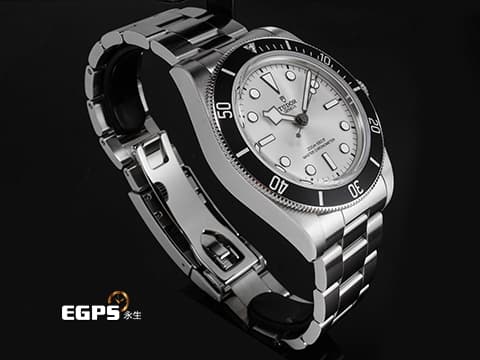 TUDOR 帝舵 Heritage Black Bay 碧灣 7943A1A0NU-0002 新款黑水鬼 雪花針 不鏽鋼材質 銀白色面盤&nbsp;自製機芯搭配最新快速調節「T-fit」折疊扣 2025年保單 潛水錶 自動上鍊 43mm