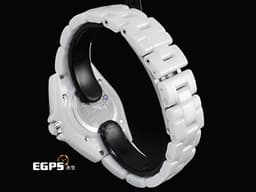 CHANEL 香奈兒 J12系列 H9763 白色陶瓷材質&nbsp;<font color="#05f0f0">COUTURE O'CLOCK 限定腕錶系列 停產絕版款 </font><font color="#ffd6d6">裁縫剪刀造型時針、分針 縫紉針造型秒針 裁縫線紋路面盤</font>&nbsp;專利不鏽鋼蝴蝶扣 <font color="#ff0000">2026年保卡</font> 石英機芯 33mm