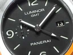 PANERAI 沛納海 Luminor 1950 GMT PAM320 三日鍊 兩地時區 <font color="#ff0000">經典黑色三明治面盤 棕色鱷魚紋皮革錶帶</font><font color="#892f2f">&nbsp;</font>經典黑色三明治面盤 自動上鍊 44mm