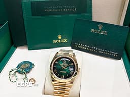 ROLEX 勞力士 DAY-DATE 40 蠔式 星期日曆型 228238 最新款 <font color="#2dba1f">煙燻綠 漸</font><font color="#009100">變</font><font color="#006400">綠</font>面盤 18K黃金材質 <font color="#FF0000">2026年木紋保卡</font> DD40 自動上鏈 40mm