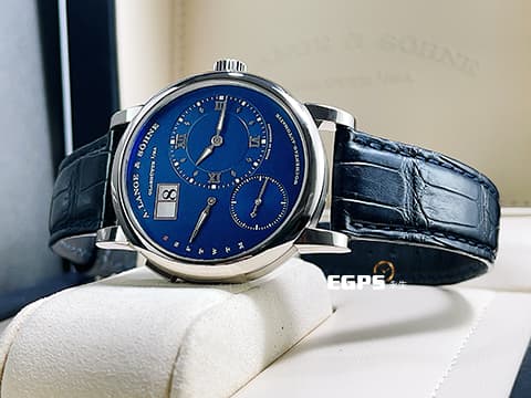 A.LANGE &amp; SOHNE 朗格 LANGE 1 DAYMATIC&nbsp; 320.028 完美風格朗格時計 標誌性的設計細節著稱 高級鐘錶特色風格 18K白金材質  星期／大日曆／逆跳功能 自動上鍊 39.5mm