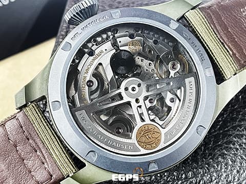 IWC 萬國 BIG PILOTS 大飛行員 萬年曆 七日鍊 月相盈虧 IW503101 綠色陶瓷材質 TOP GUN 海軍空戰部隊 「「森林地」特別版 綠色面盤 經典南北月相萬年曆腕錶、四位數字年份顯示 2024年保單 專賣店限定款 新錶參考訂價：1,716,000元  搭配沙夫豪森IWC萬國錶首款陶瓷錶鏈    自動上鍊 46.5mm