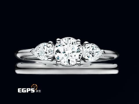 Tiffany &amp; Co. Tiffany Three Stone系列&nbsp;鉑金鑲梨形側石訂婚戒指 天然鑽石 950T鉑金 1.06CT主鑽 梨形側鑽0.60CT G色VS1純淨度&nbsp;鑽石戒指 造形戒指  女戒
