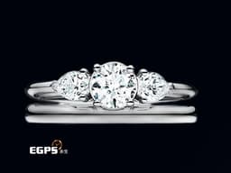 Tiffany &amp; Co. <font color="#ff0000">Tiffany Three Stone系列</font>&nbsp;鉑金鑲梨形側石訂婚戒指 天然鑽石 950T鉑金 1.06CT主鑽 梨形側鑽0.60CT <font color="#fa00fa">G色VS1純淨度&nbsp;</font>鑽石戒指 造形戒指  女戒