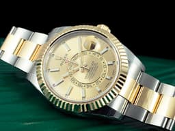 ROLEX 勞力士 Sky-Dweller 326933 天行者 18K黃金半金款 沙羅系統 年曆錶 兩地時區 <font color=#ffda55>皇帝金面盤</font> <font color=#FF0000>2018年保卡 錶友未使用珍藏品 保有大部分原廠膠膜</font> 自動上鍊 42mm