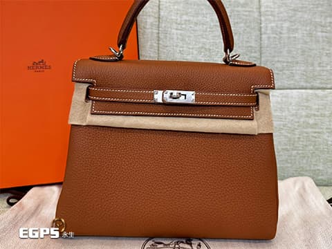 HERMÈS Kelly 25系列 Togo 牛皮手提/肩背 單手柄設計配有肩帶 銀扣&nbsp;37金棕&nbsp;K刻&nbsp;