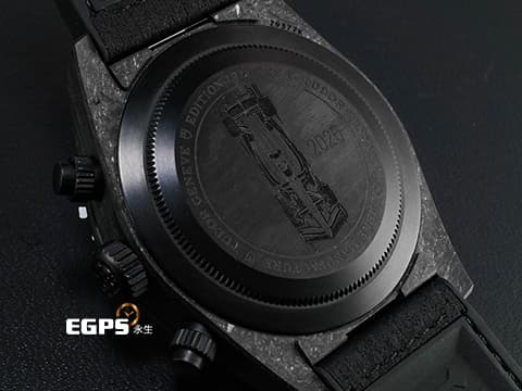 TUDOR 帝舵 Black Bay Chrono “Carbon 25” M79377KN-0001 黑色碳纖維材質 79377&nbsp;碳纖維材質計時盤 F1賽車圖案鈦金屬底蓋 「極速白」 F1車隊紀念款 限量2,025支 2025年保卡&nbsp;自動上鍊 42mm