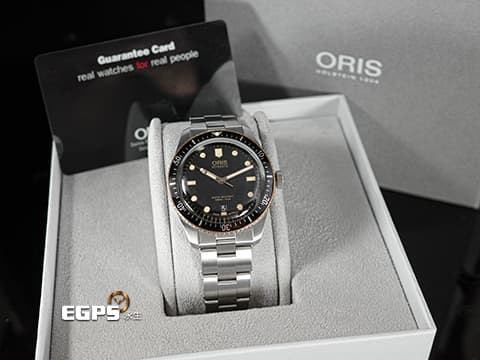 Oris 豪利時 Divers Sixty-Five系列 1965 復刻1965年ORIS第一款潛水錶 青銅外圈 復古色時標&nbsp;01733770743540782018 不鏽鋼 大三針 復古箱型藍寶石水晶玻璃&nbsp;2023年台灣公司貨&nbsp;自動腕錶 40mm