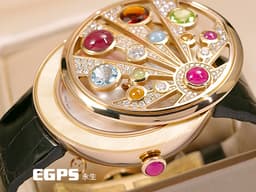 BVLGARI 寶格麗錶 Bulgari Mediterranean Eden 地中海伊甸園 MEP40G 彩寶腕錶&nbsp;<font color="#cadff0">原廠鑲鑽 珍珠貝母面盤</font>&nbsp; 鑲飾<font color="#6d8e23">橄欖石、</font><font style=""><span style="color: rgb(255, 225, 83);">黃水晶</span><font color="#6d8e23">、</font><font color="#ff00ff" style=""><span style="font-size: 13.3333px;">碧璽</span><font color="#6d8e23">、</font></font></font><span style="color: rgb(0, 191, 255);">帕托石</span>等10種色彩寶石 玫瑰金材質 <font color="#ff0000">高級珠寶腕錶</font> 石英腕錶 40mm