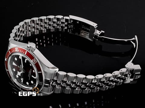 TUDOR 帝舵 Heritage Black Bay 碧灣 7939A1A0RU-0001 雪花針 不鏽鋼材質&nbsp;新款紅水鬼 酒紅色面盤、外圈&nbsp;2025年保卡 搭配最新快速調節「T-fit」折疊扣&nbsp;自動上鍊 39mm