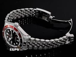 TUDOR 帝舵 Heritage Black Bay 碧灣 7939A1A0RU-0001 雪花針 不鏽鋼材質&nbsp;<font color="#CE0000">新款紅水鬼 酒紅色面盤、外圈</font>&nbsp;<font color="#FF0000">2025年保卡 搭配最新快速調節「T-fit」折疊扣</font>&nbsp;自動上鍊 39mm