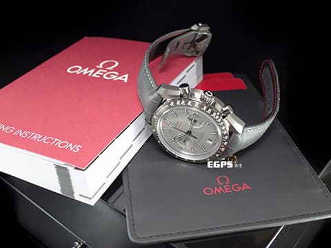 OMEGA 歐米茄 Speedmaste Chronograph 超霸 速霸 31193445199001「月之灰面」Grey Side of the Moon 灰陶瓷錶殼&nbsp;PT950 鉑金噴砂面盤 計時碼表&nbsp;同軸擒縱 2021年台灣公司貨&nbsp;自動上鏈 44.25mm
