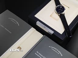 A. LANGE &amp; SÖHNE 朗格 Little Lange 1 Moon Phase 182.086 18K白金材質 <font color="#05f0f0">深藍色砂金石面盤</font>&nbsp;<font color="#ff0000">2024年保單</font>&nbsp;手動上鏈 36.8mm